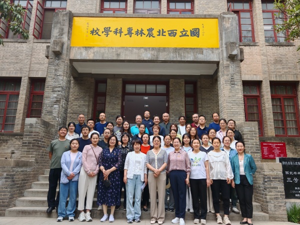 探寻校史足迹，深化学习教育
——校医院赴校史馆实践研学 
