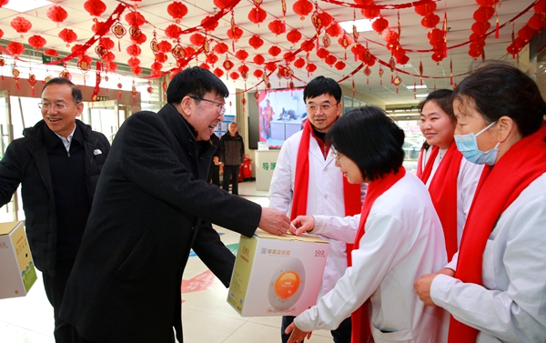 
【转载】黄思光、吴普特除夕看望慰问师生员工 