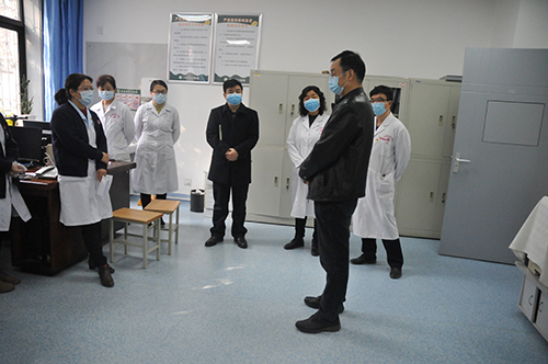 马建华在医院疫控办了解近期新冠病毒肺炎疫情防控工作有关情况.jpg