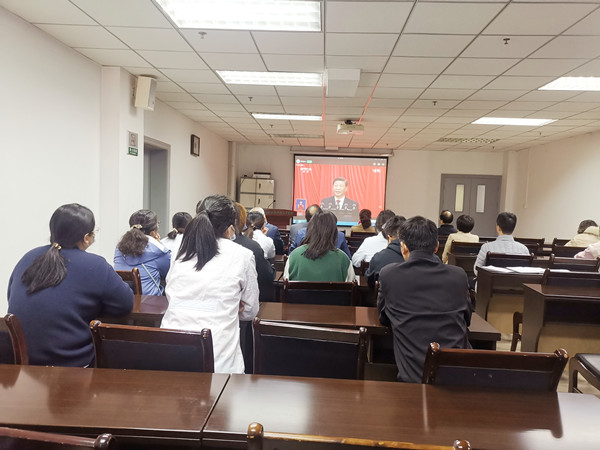 校医院组织党员职工观看党的二十大主题报告_副本.jpg
